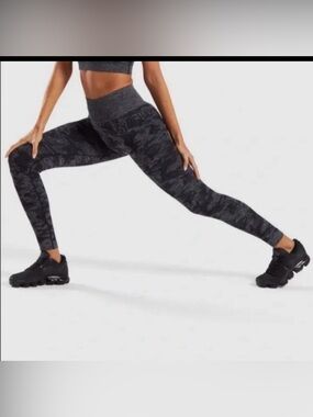 Gymshark Adapt Camo Seamless Leggings Black / Charcoal Gray. 25” Size Medium ?